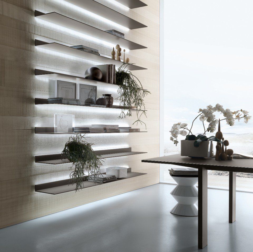 mensole retroilluminato con piante e oggetti d'arredo