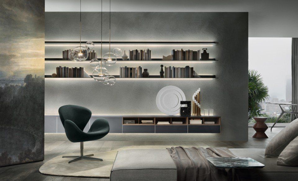 scaffali con libri e mobile contenitore grigio