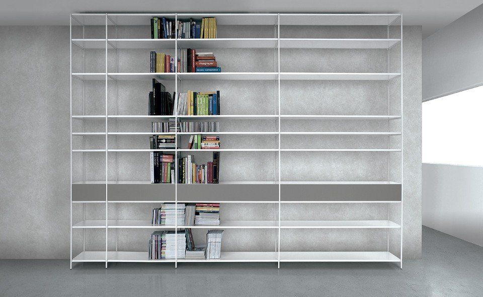 libreria bianca sospesa