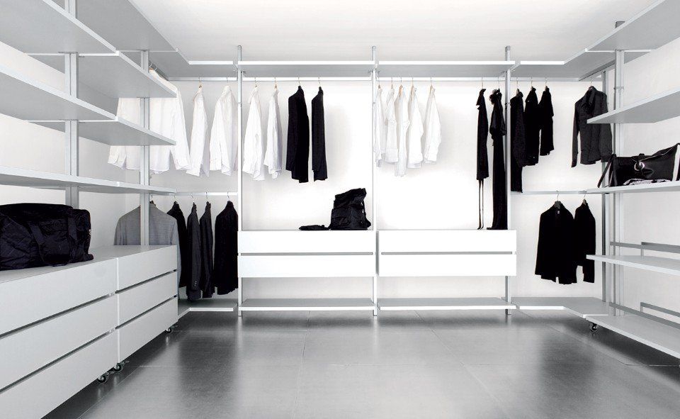 cabina armadio con cassetti bianchi