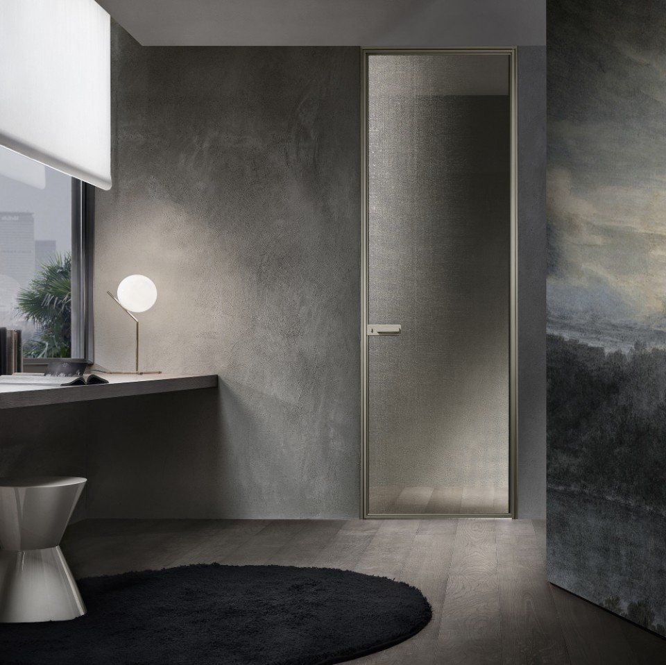 bagno con porta satinata