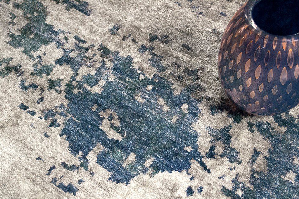 tappeto con macchie di colore blu