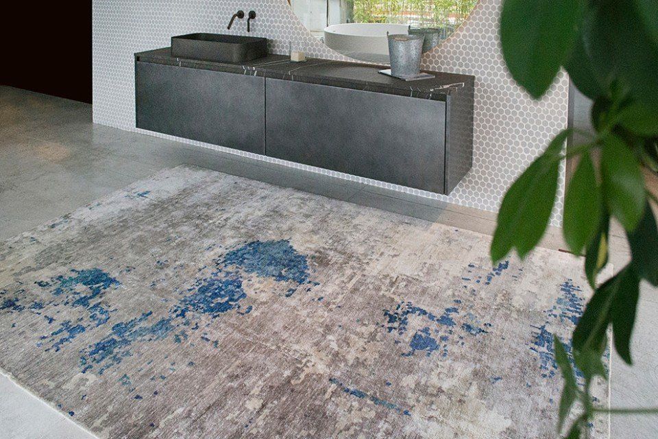 tappeto da salotto grigio chiaro e blu