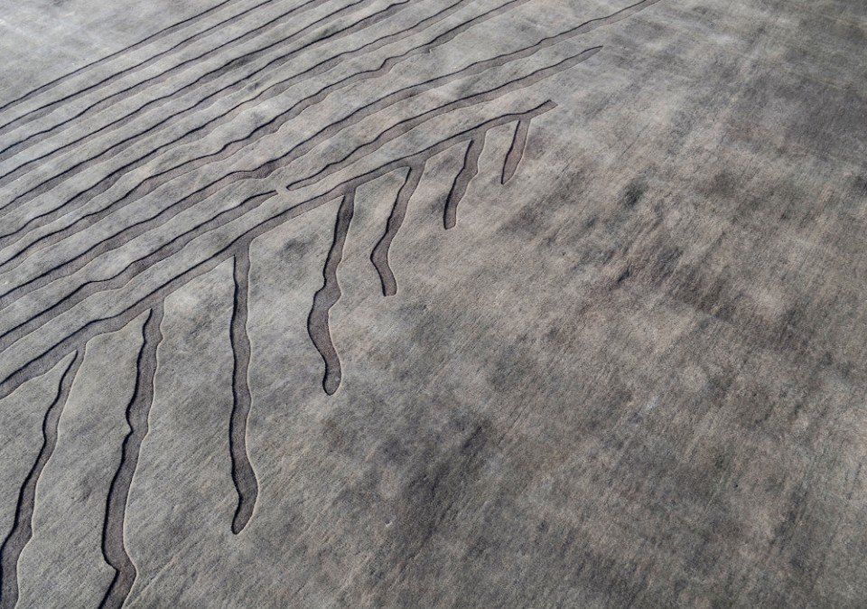 tappeto grigio con decorazioni lineari