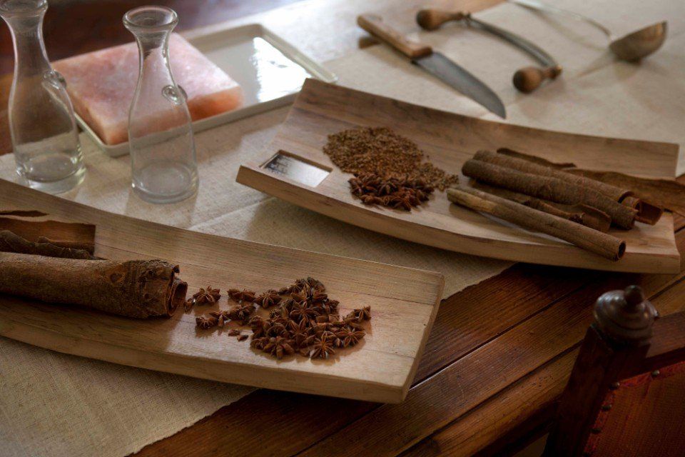 vassoi in legno con spezie