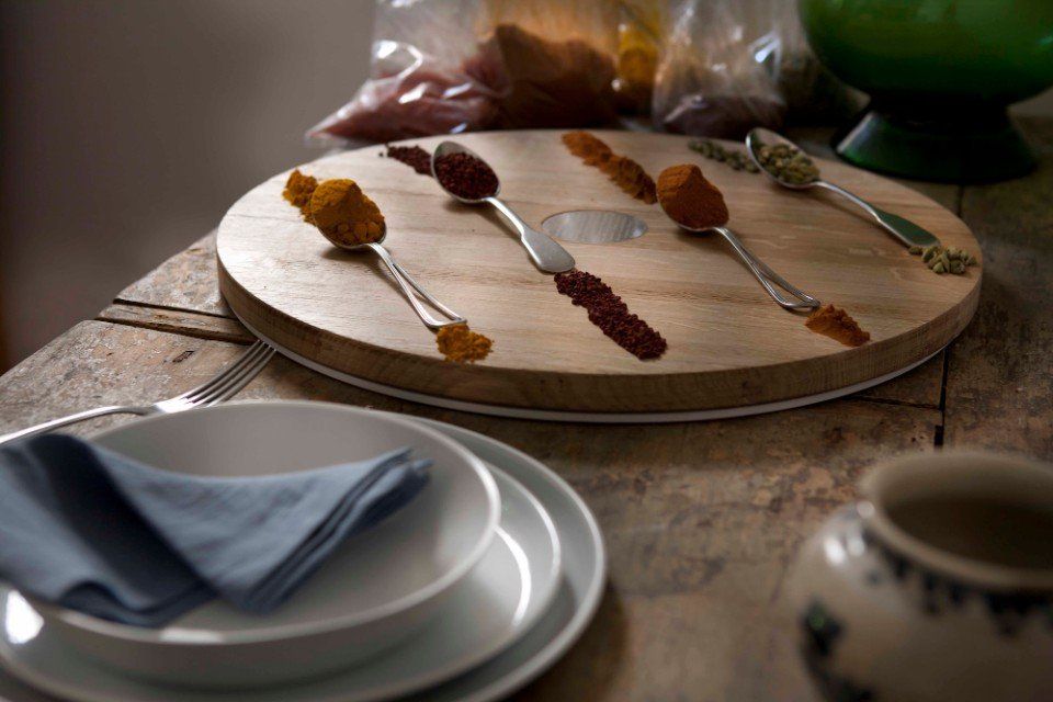 vassoio tondo in legno con spezie da cucina