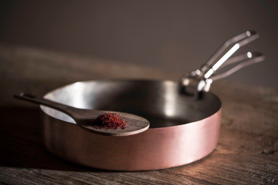 padella in alluminio con mestolo in legno