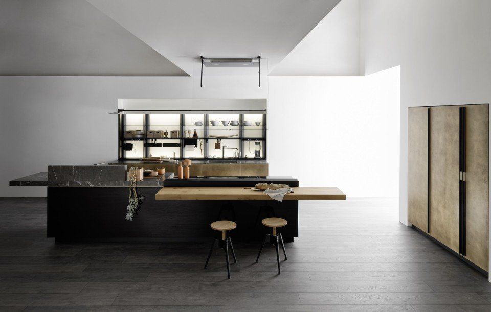 cucina con penisola e sgabelli in legno