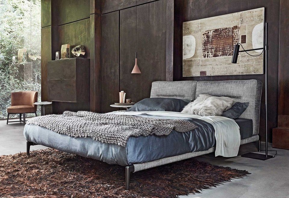 letto con testata grigia e coperta blu