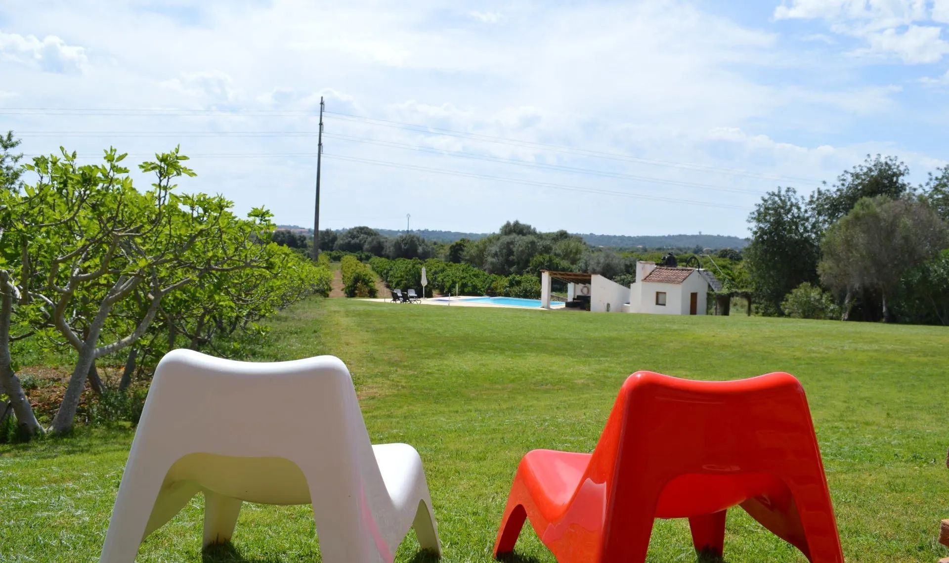 Vista piscina com cadeiras Quinta da Mesquita