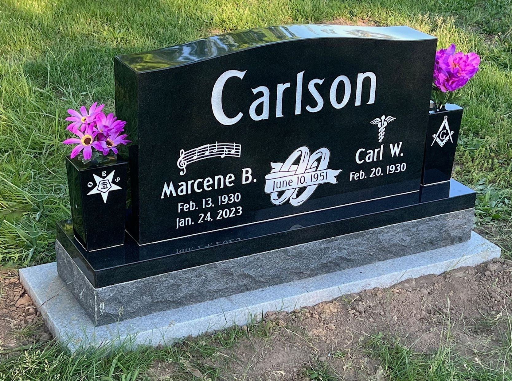 A black gravestone with the name of carlson on it