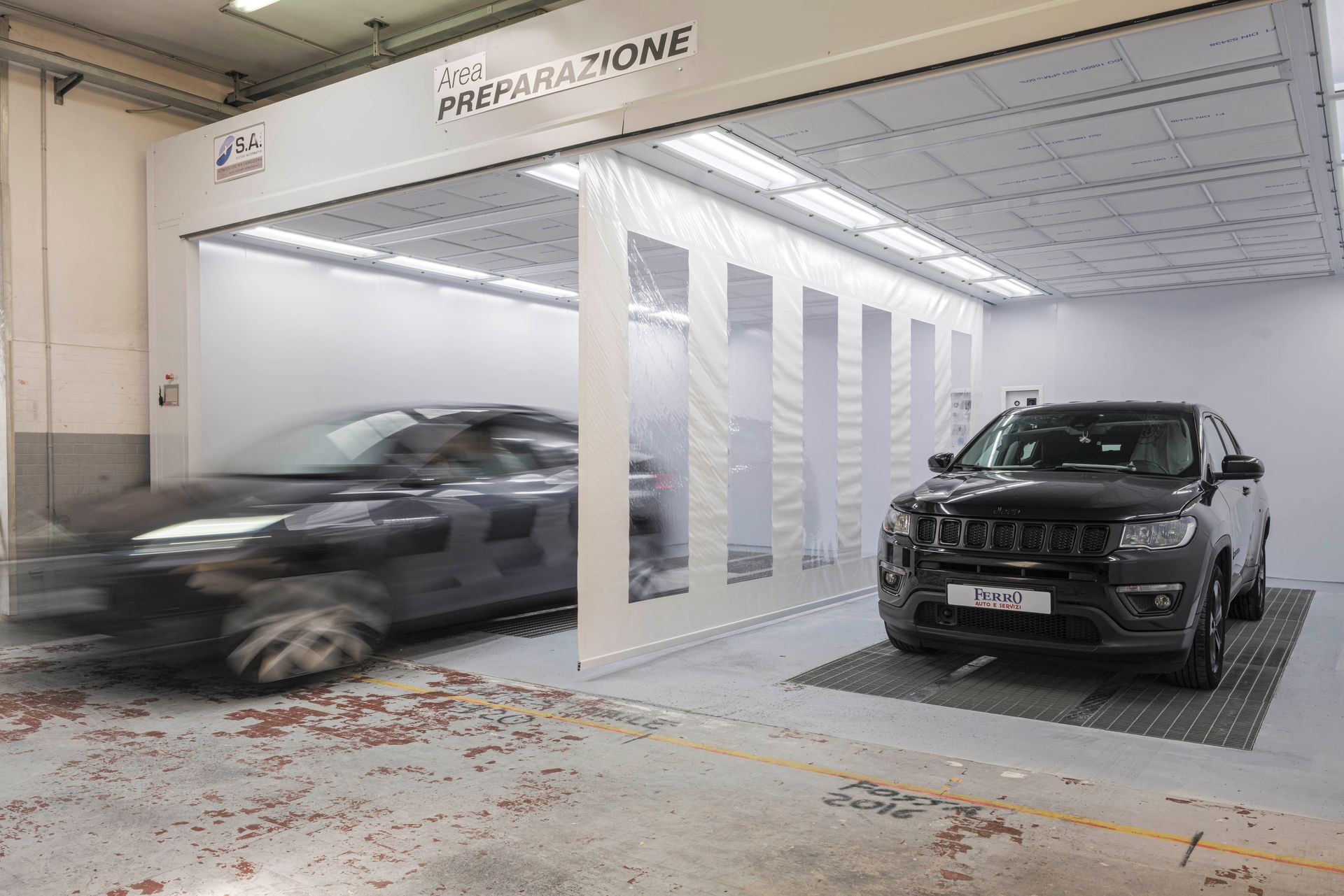 macchine nella cabina di verniciatura