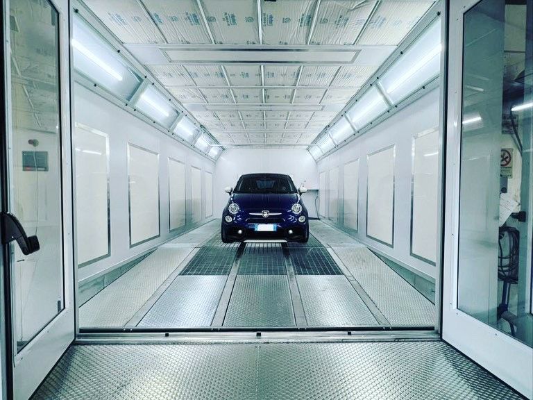 auto dentro cabina di verniciatura