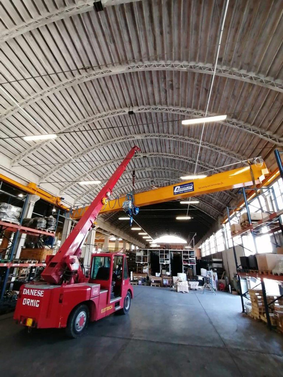 Autogrù in capannone
