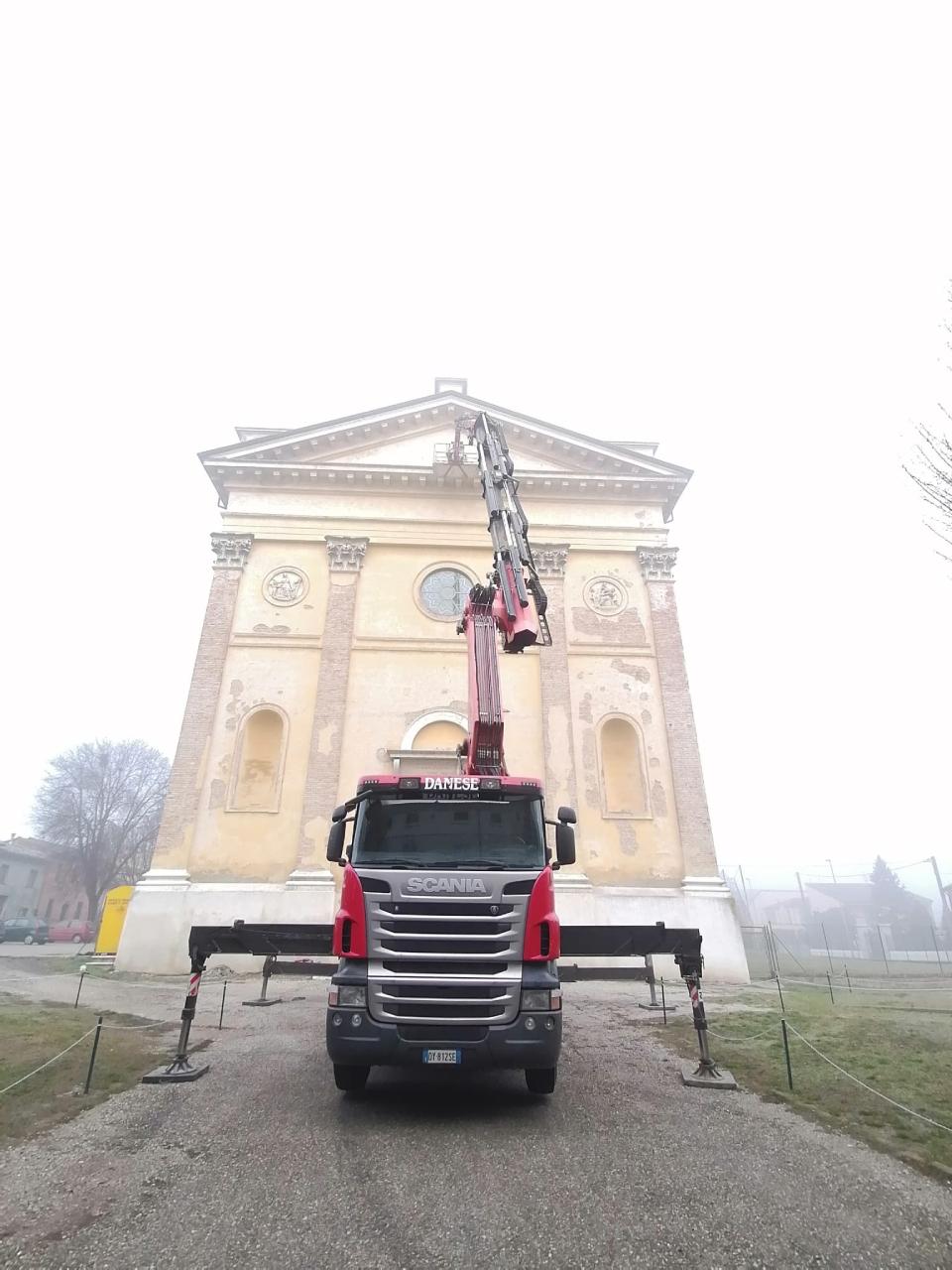 Camion gru e chiesa