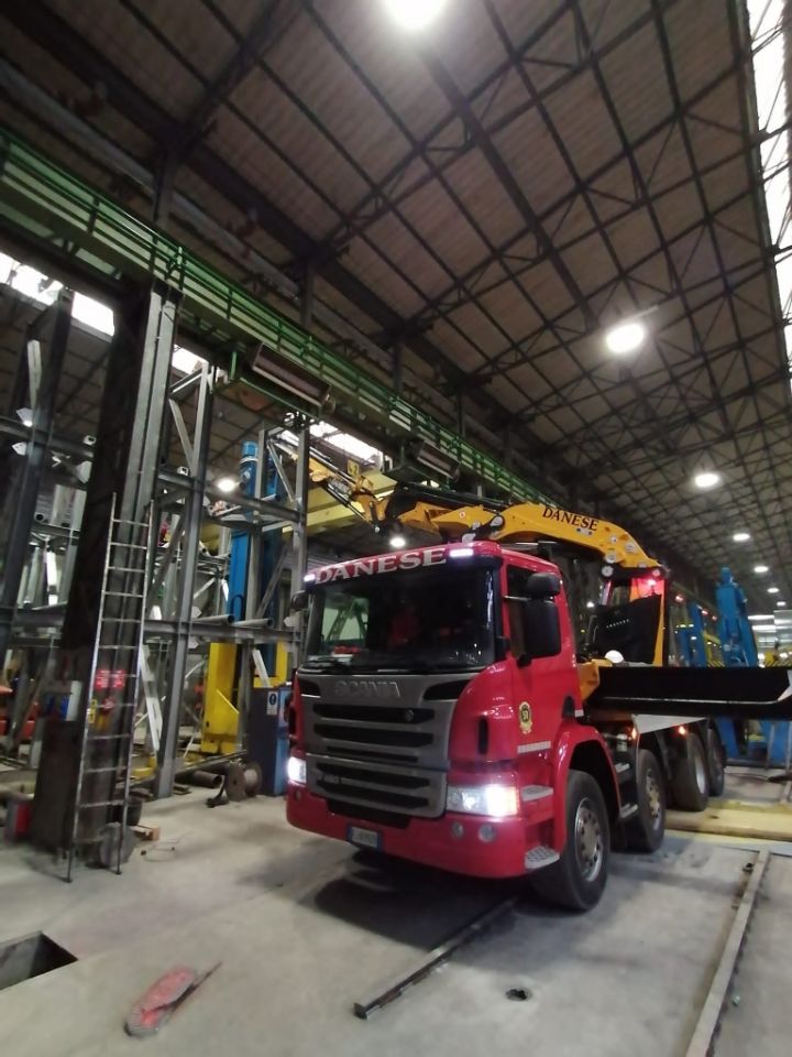 Autogrù su camion parcheggiata