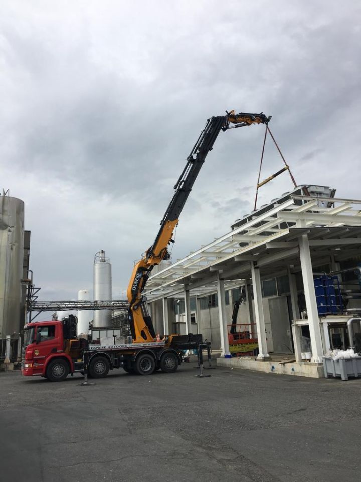 Autogrù su camion in sollevamento