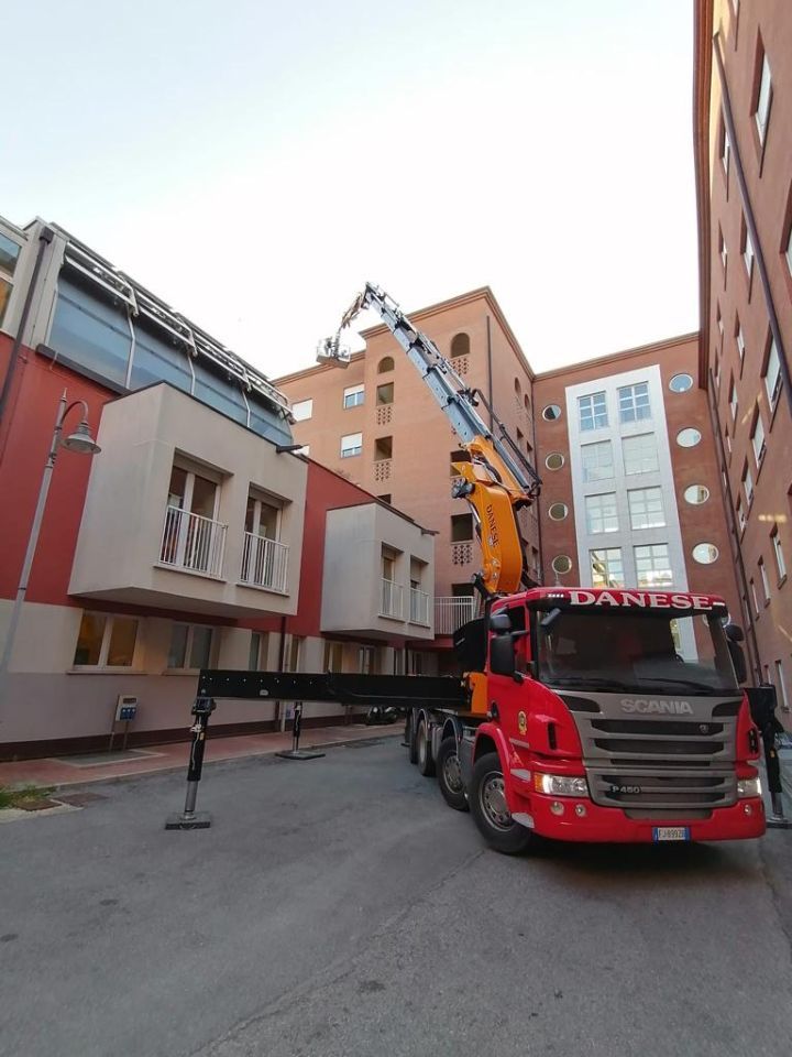 Autogrù su camion e palazzo