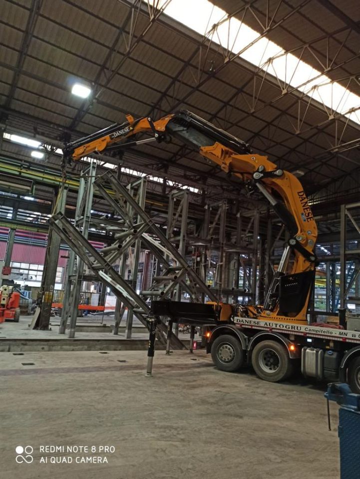 Autogrù su camion con braccio esteso