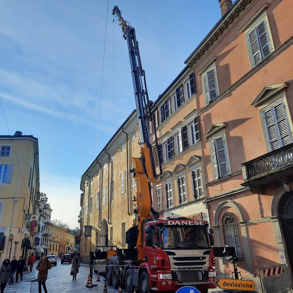Autogrù su camion, intervento su palazzo