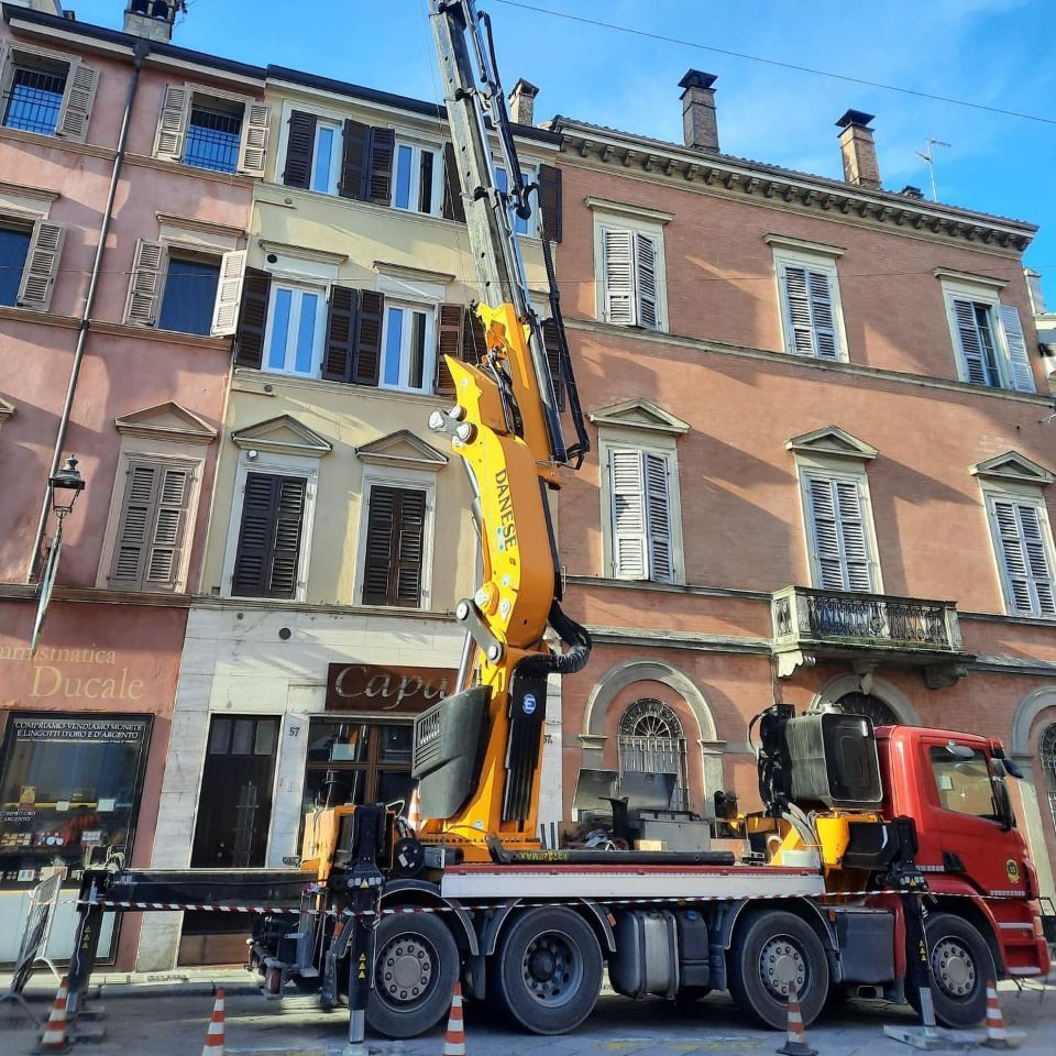 Autogrù su camion in funzione