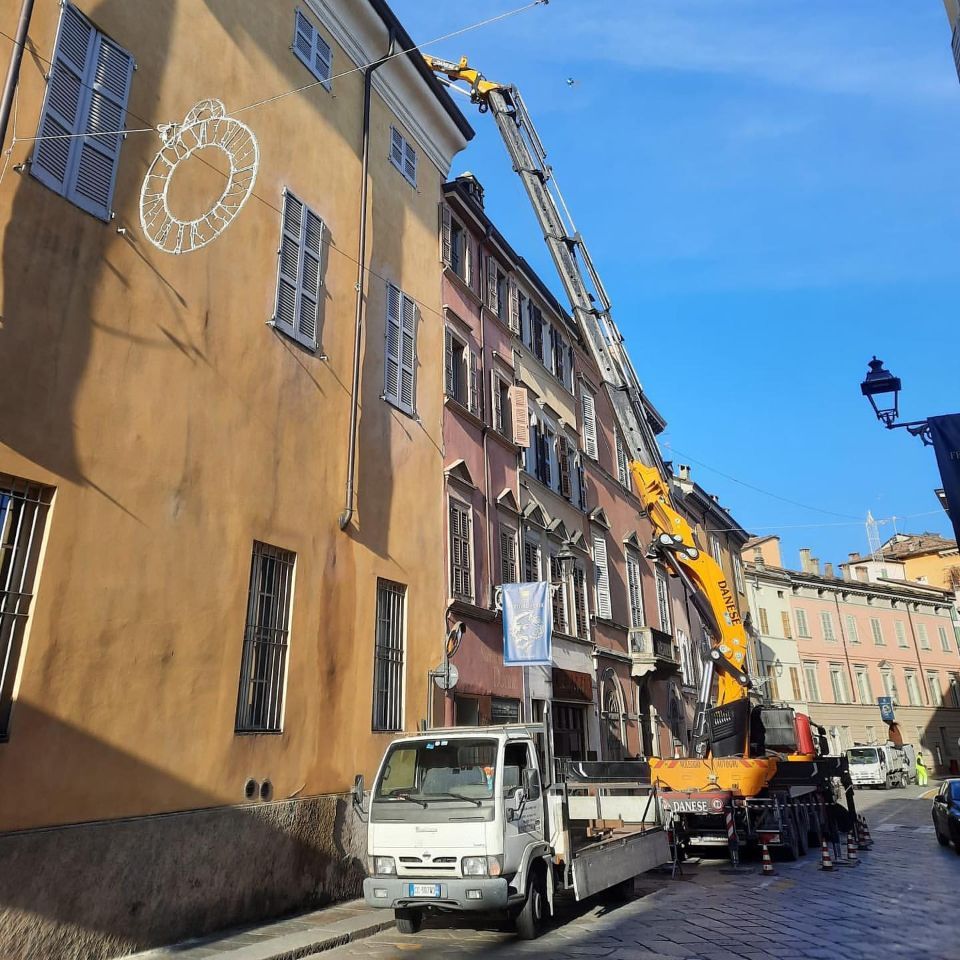 Autogrù su camion in funzione in città