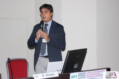 In un contesto clinico, un operatore sanitario esamina le mammografie e un'immagine ecografica digitale su un computer portatile.