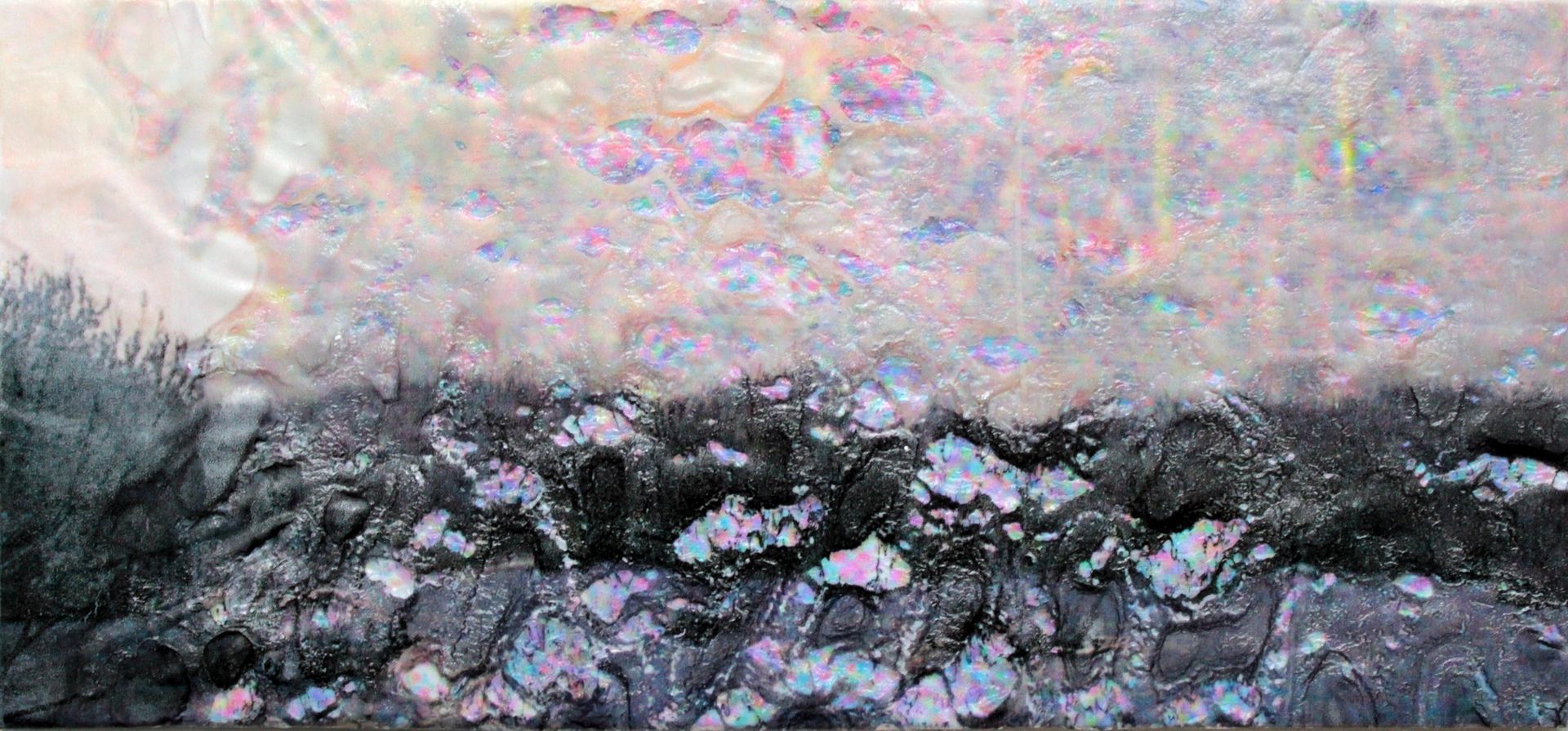 Kunstwerk met gemengde technieken, foto met daarover bewerkt doorzichtig plastic.