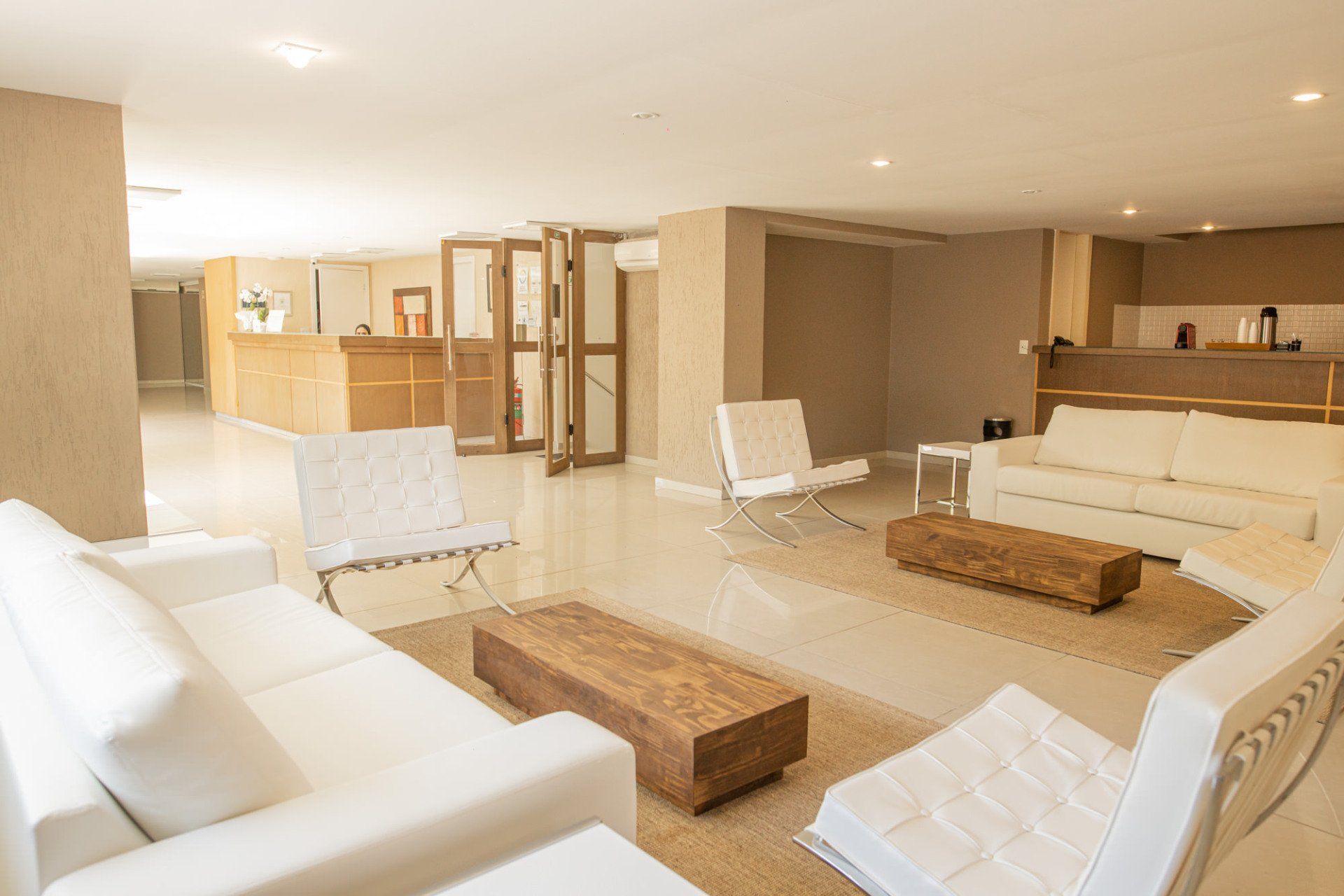 foto do lobby hotel em angra