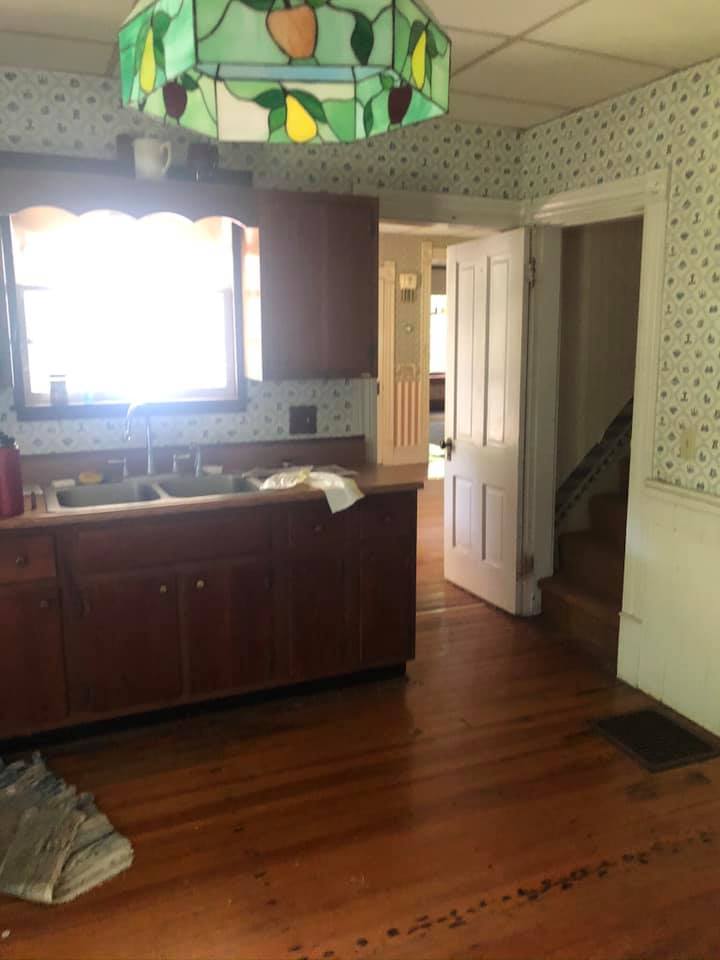 An kitchen with a stained glass lamp hanging from the ceiling