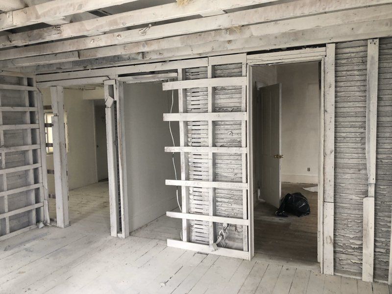 A room with a ladder in the middle of it