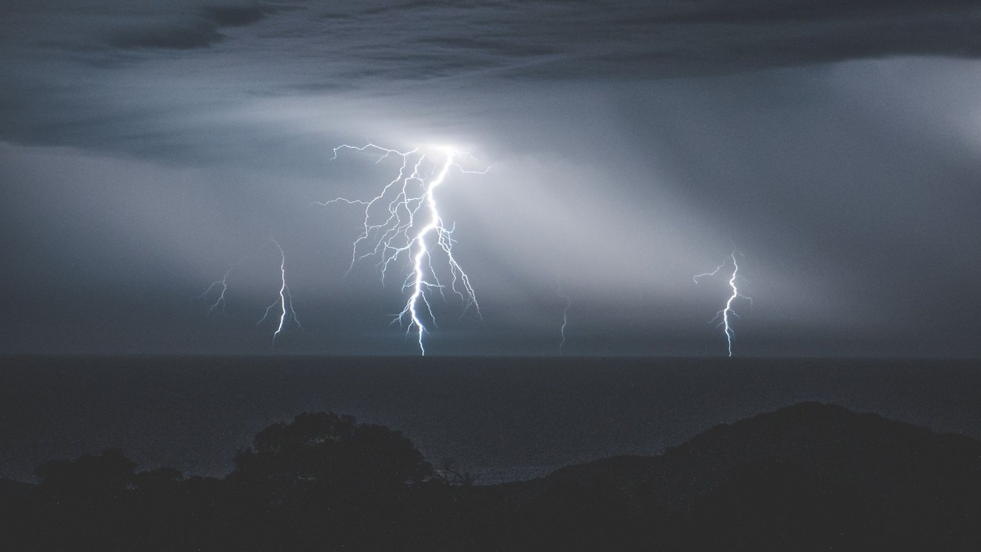 Picture of a sky with lightning in a storm.