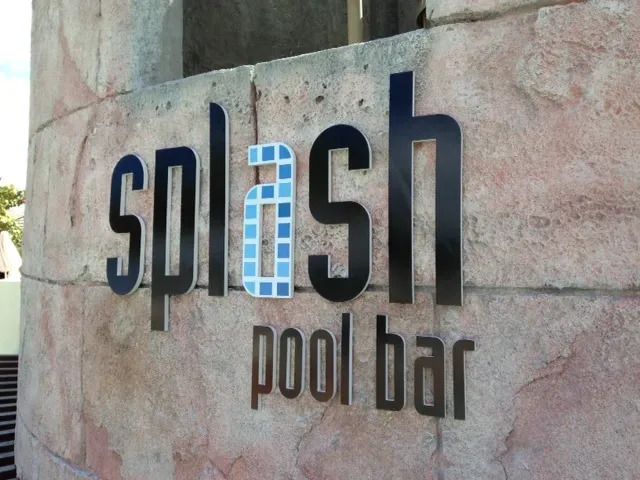 A sign that says splash pool bar on it