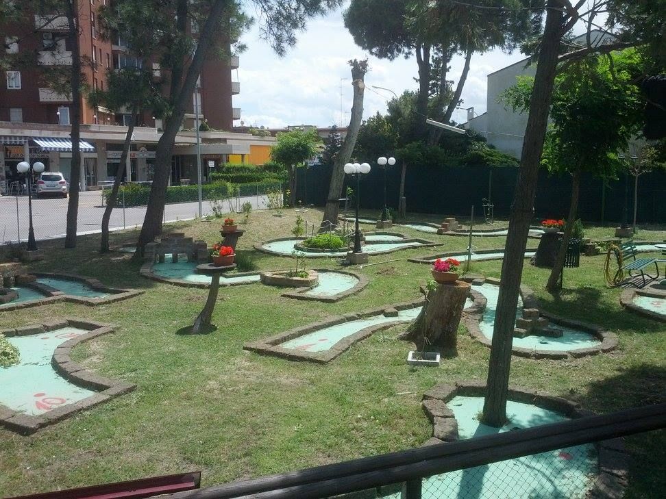 bambini che giocano in un parco attrezzato