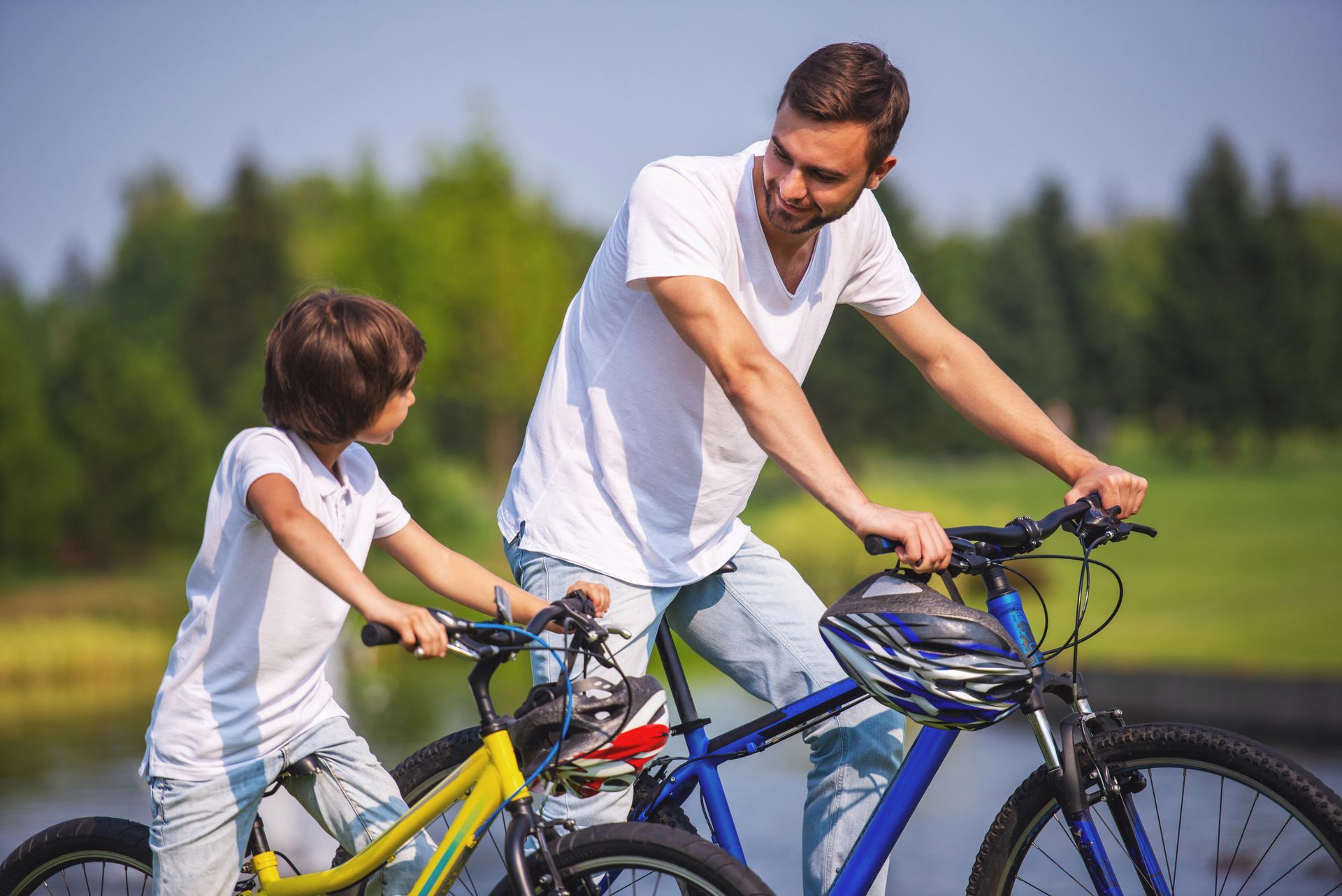 padre che ha noleggiato la bici insieme al figlio, immersi nel verde del parco