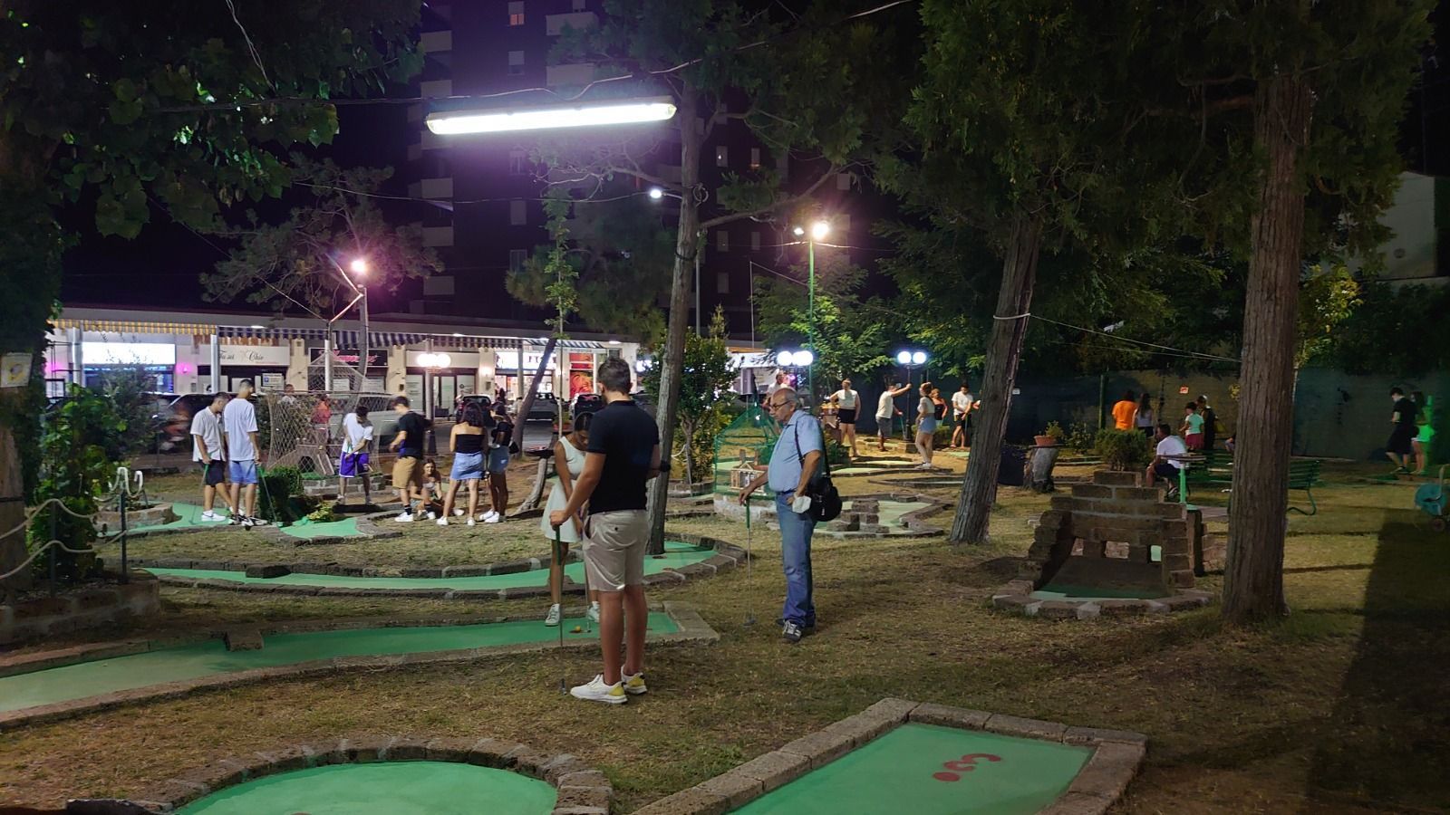 bambini che giocano a Minigolf