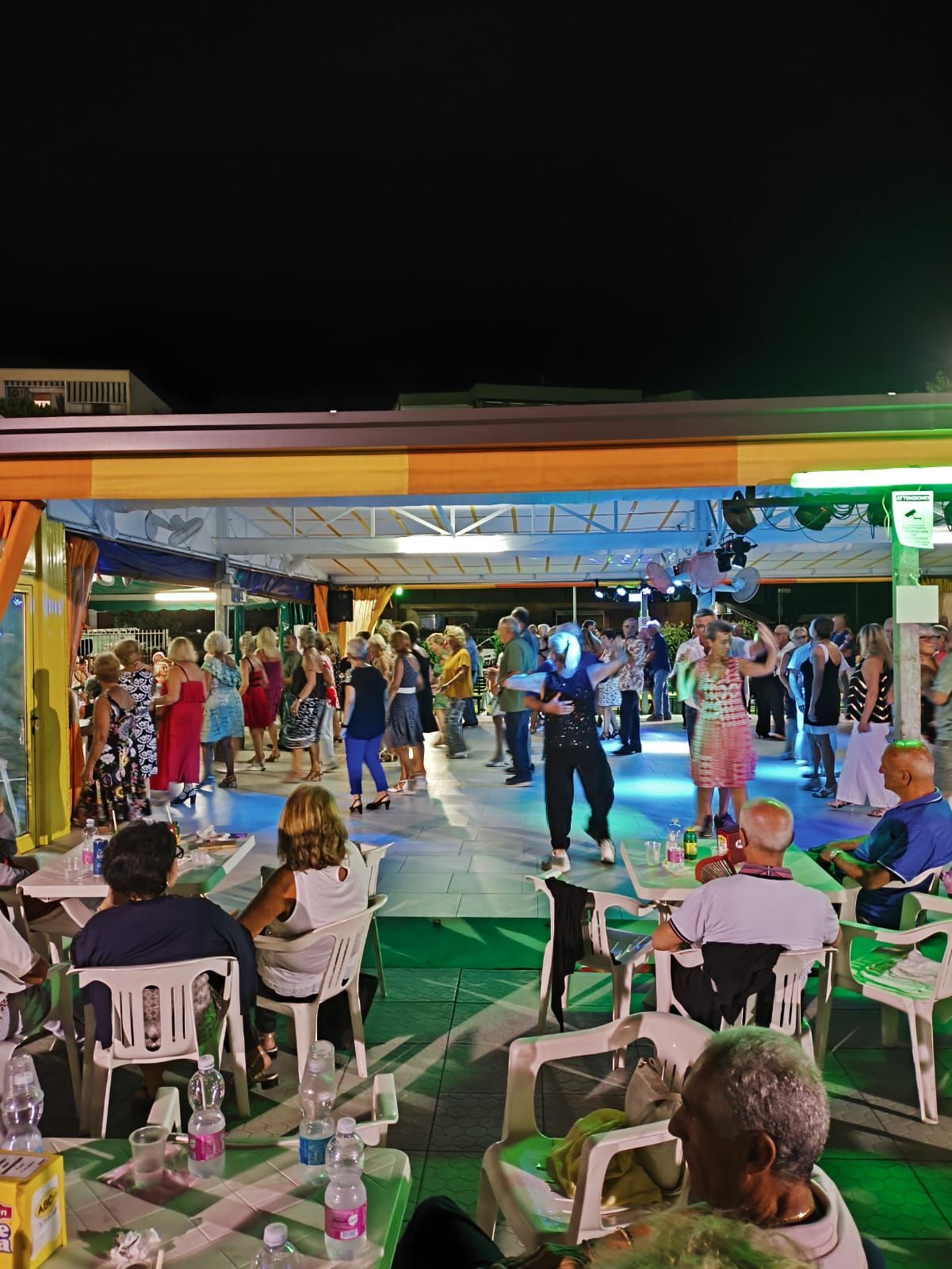 coppia che balla presso la sala dedicata alla danza