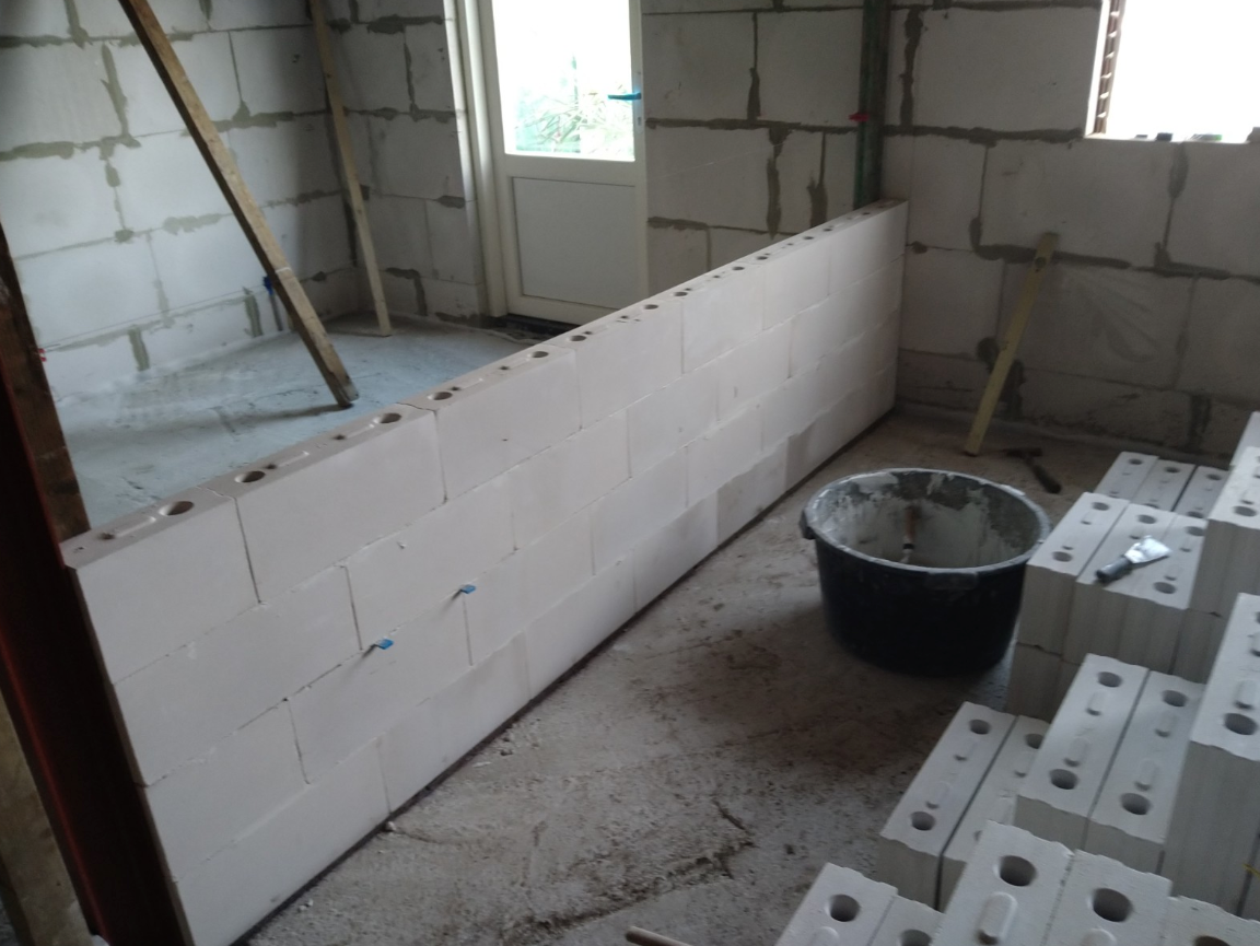 Het maken van een tussenmuur op de ruwbouw
