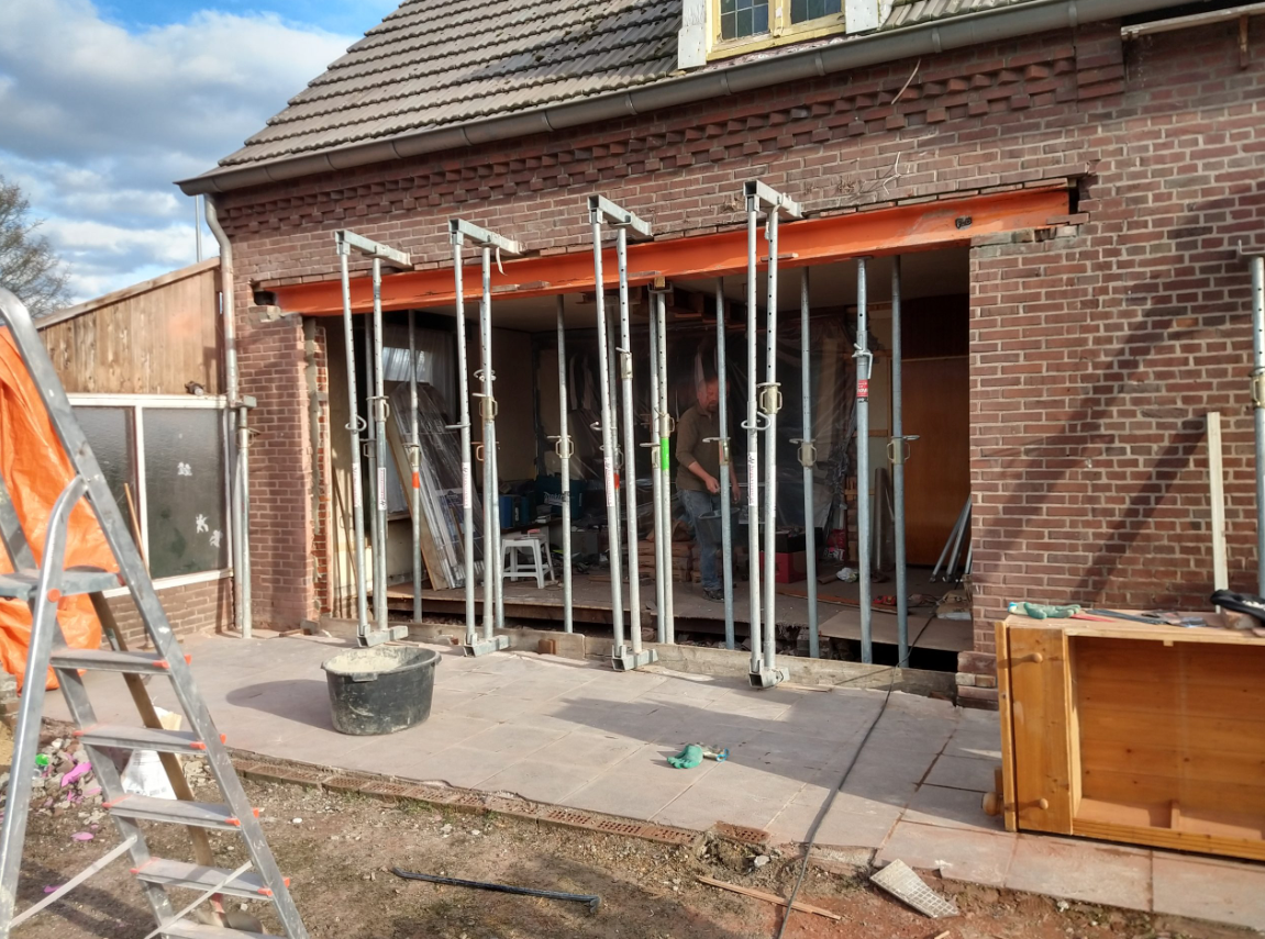 Renovatie en plaatsen van stalen balk met stempels