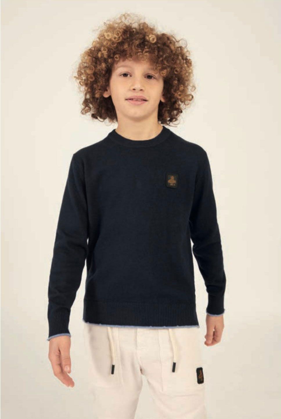 Bambino con felpa nera