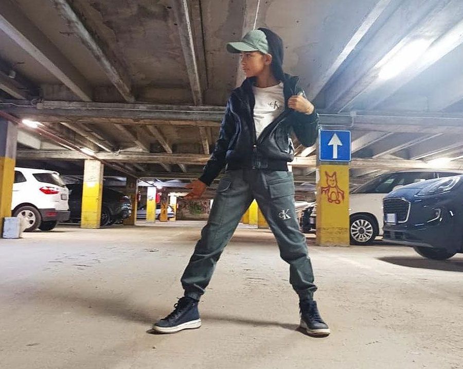 Bambino con look urban