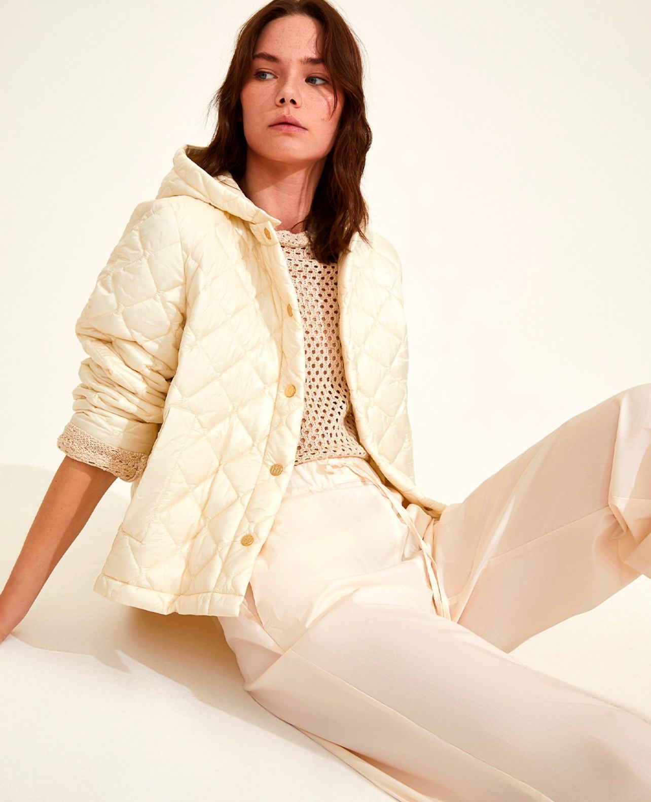 Piumino color panna e pantalone bianco