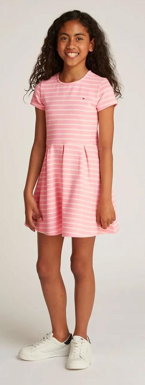 Bambina con abito rosa