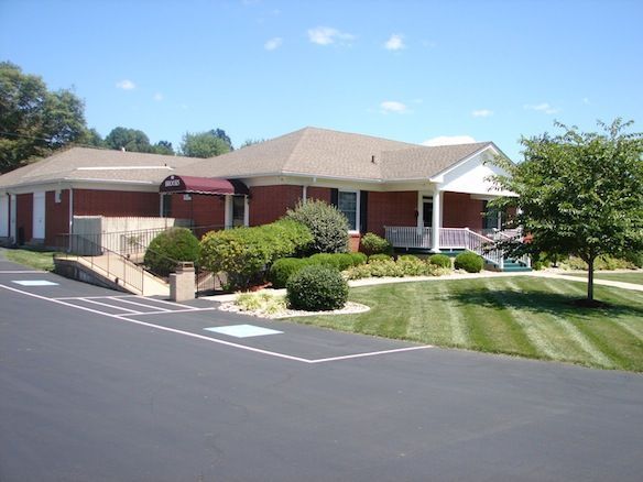 Brooks Funeral Home Exterior Photo Side View