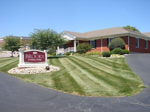 Brooks Funeral Home Exterior Photo