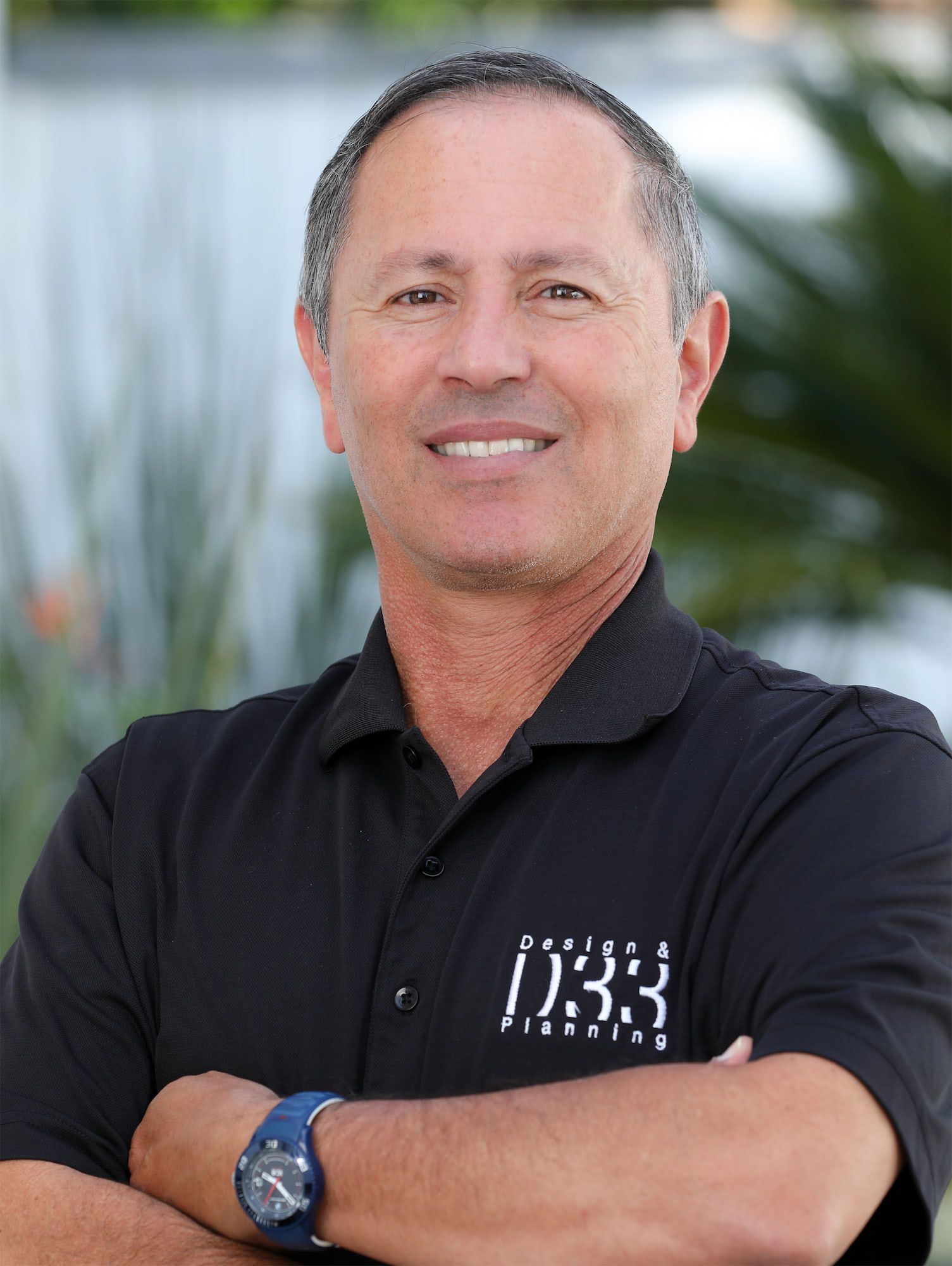 a man wearing a black shirt with the logo d33