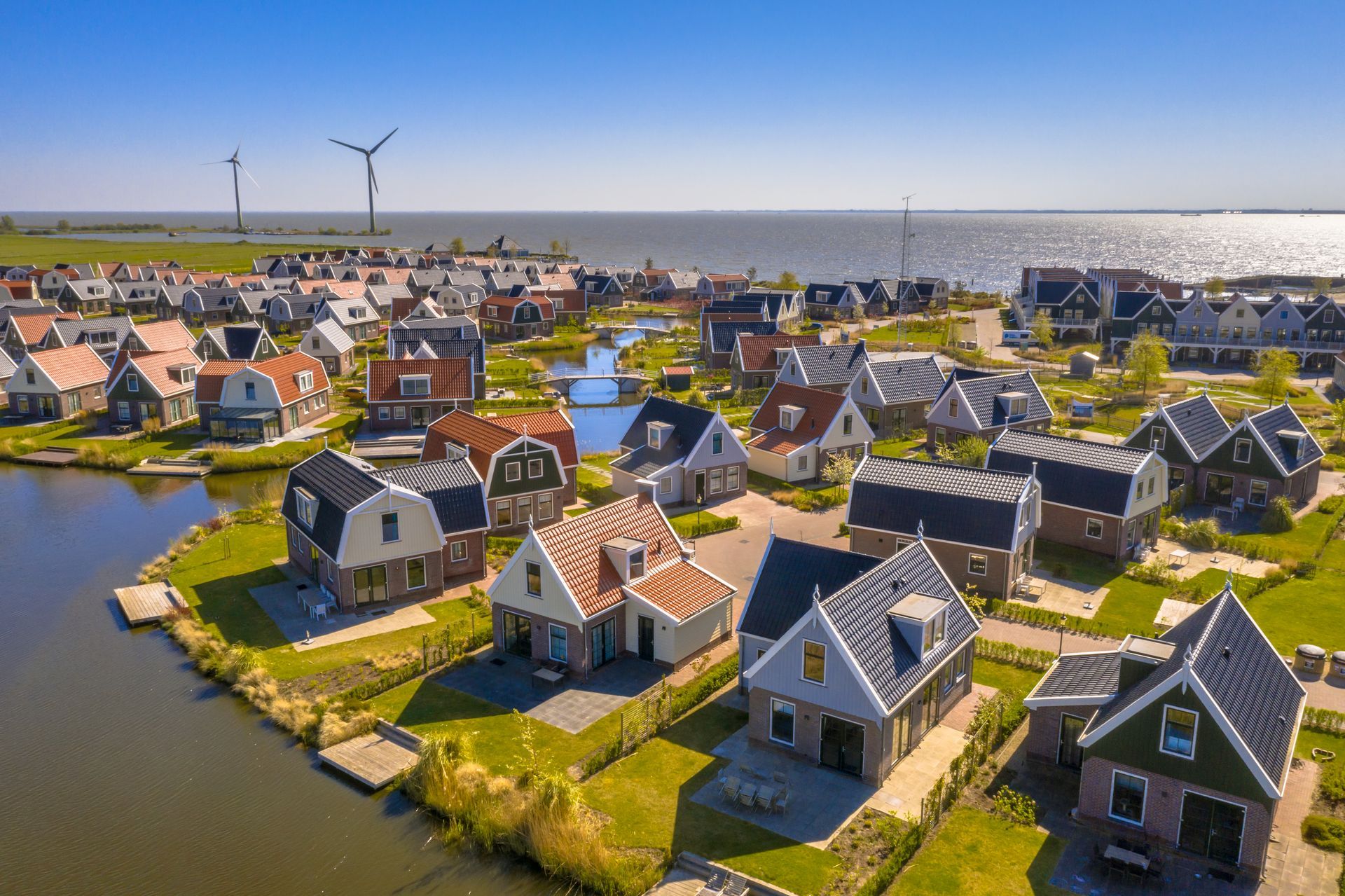 Een luchtfoto van een woonwijk aan een water.