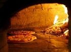 pizzeria napoletana, pizza cotta nel forno a legna, pizza tradizionale