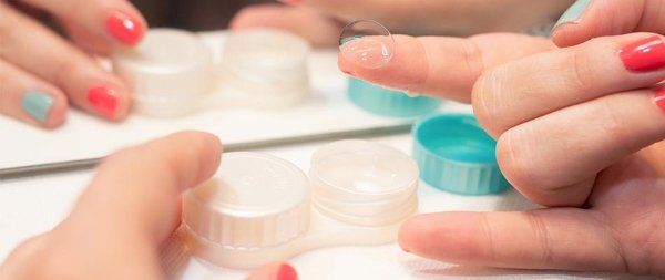 lenti a contatto dentro porta lenti