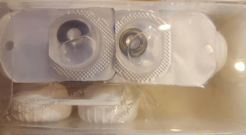 confezione in plastica di lenti a contatto